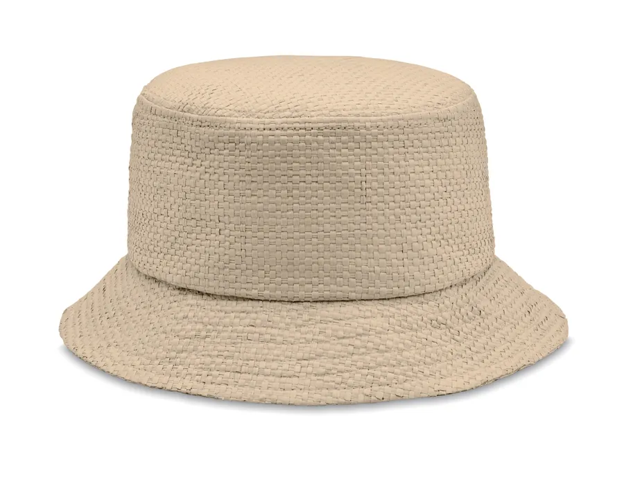 Beige paperioljesta punottu kalastajahattu, jossa leveä lieri.
