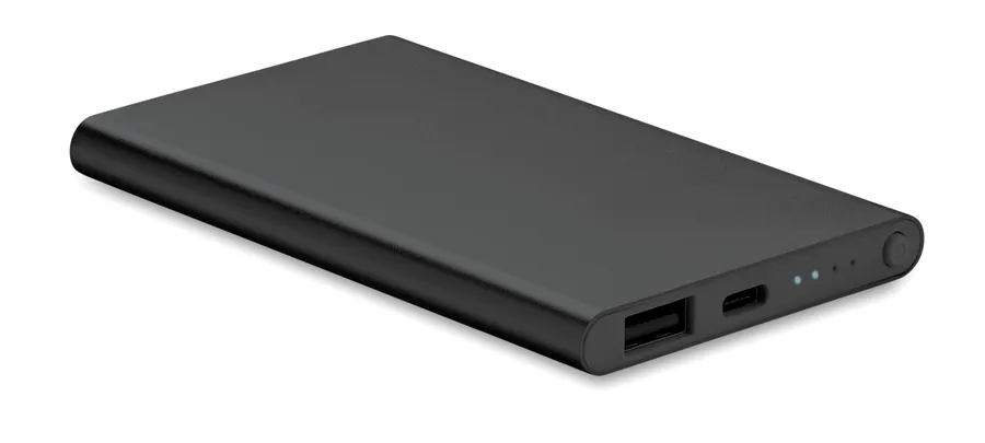 Musta litteä alumiininen varavirtalähde, jonka päädyssä USB-A- ja USB-C-liitäntä, painike ja merkkivalot.