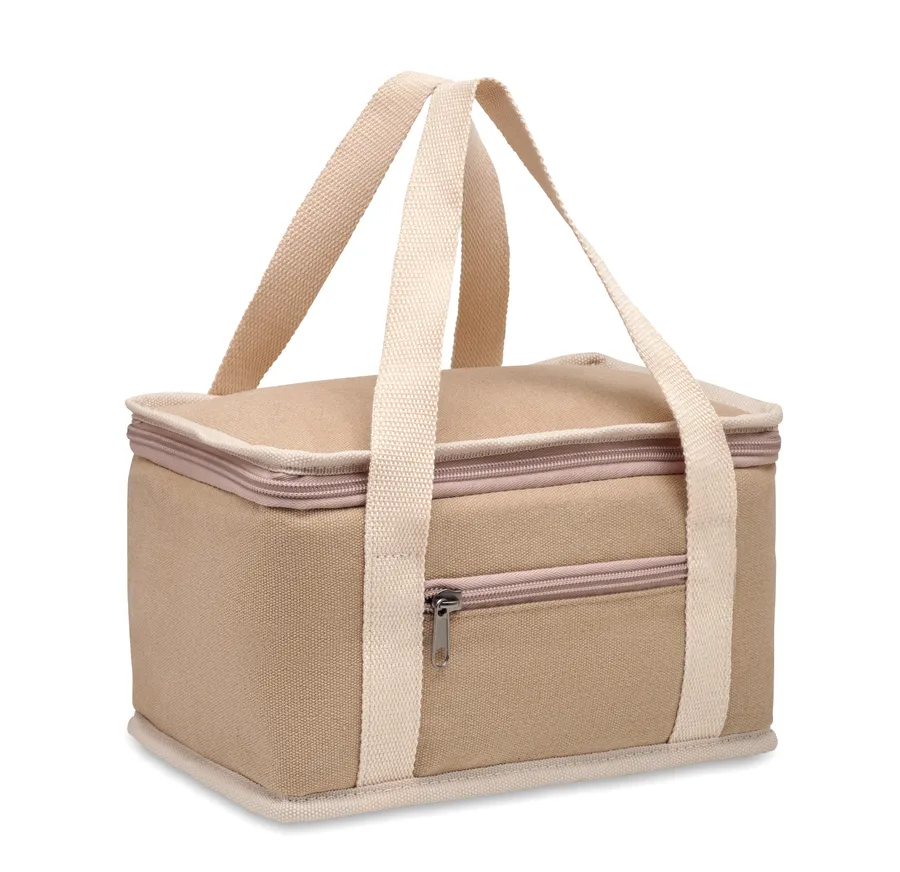 Beige puuvillacanvaksesta valmistettu kylmälaukku, jossa vetoketjullinen etutasku ja pitkät kantohihnat.