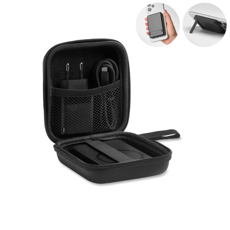 Musta vetoketjullinen matkasetti avattuna: varavirtalähde, USB-C-kaapeli ja verkkosovitin verkkotaskussa.