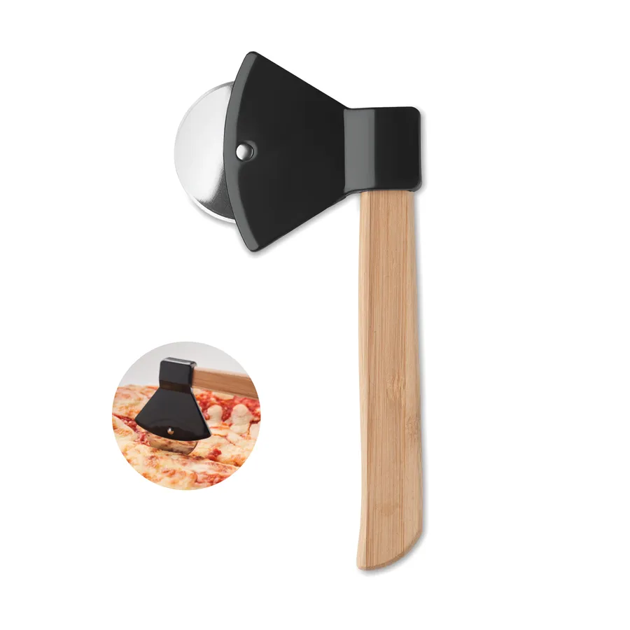 Kirveen muotoinen pizzaleikkuri, jossa vaalea bambukahva ja musta runko-osa pyörivän terän ympärillä.
