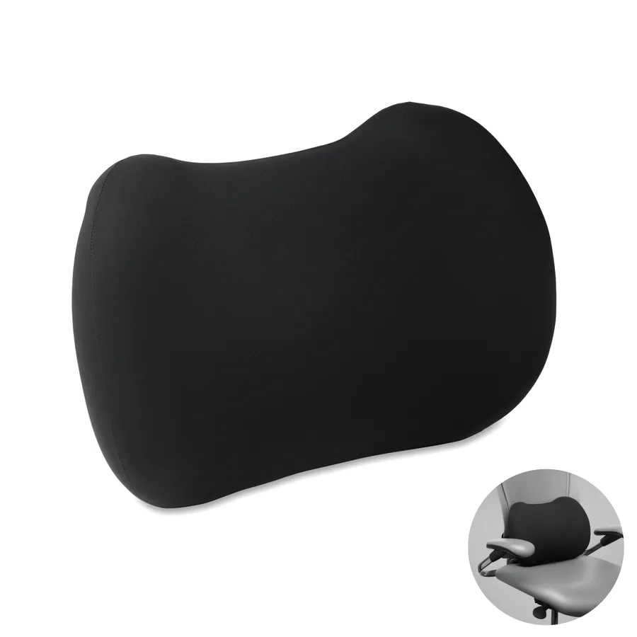 Musta ergonominen muistivaahtotyyny ja pienkuva tyynystä toimistotuolin selkänojaa vasten.