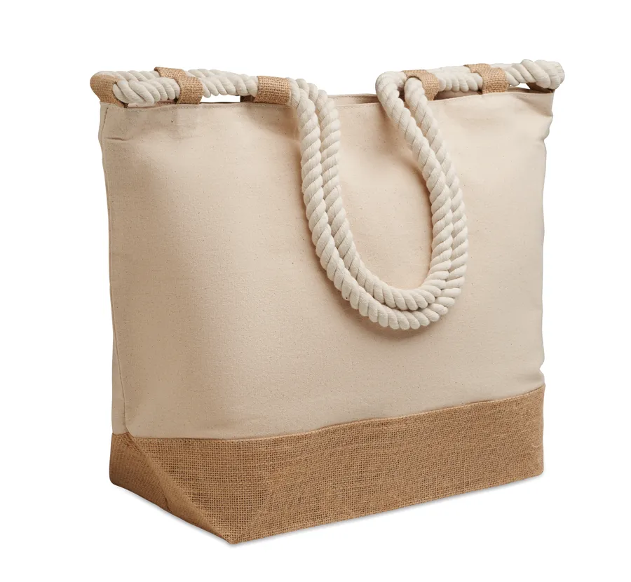 Beige puuvillainen rantakassi, jossa juuttipohja, juuttilenkit ja valkoiset nyörikahvat.
