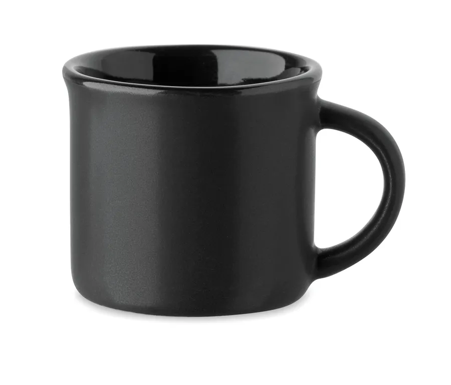 Musta keraaminen espressokuppi, jossa on korva.