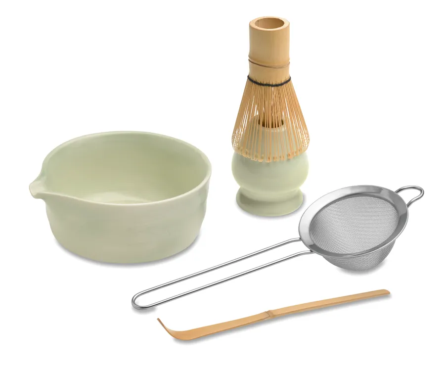 Matcha-setti: vaaleanvihreä keraaminen kulho ja vispilän pidike, bambuvispilä, terässiivilä ja bambukauha.