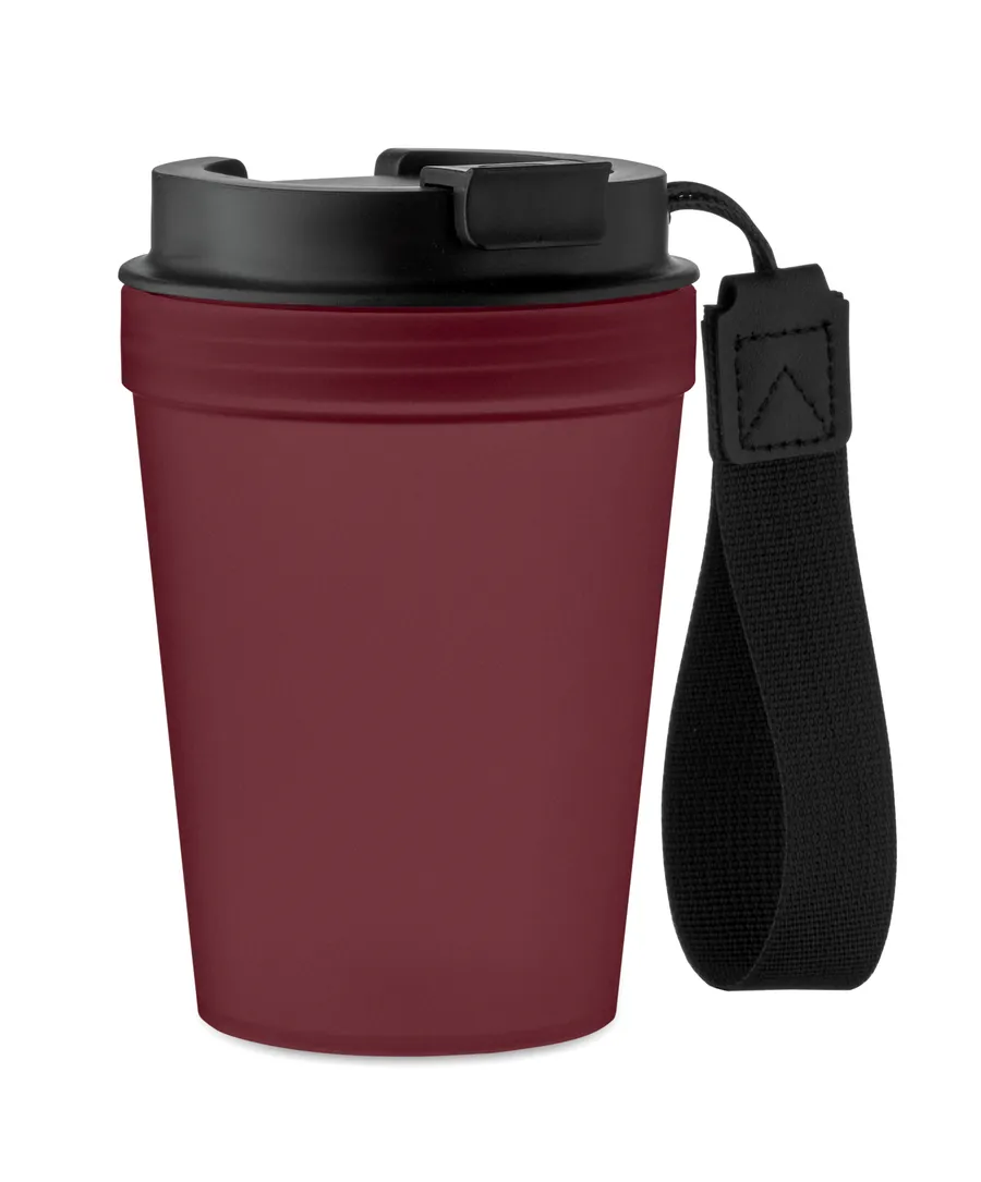 Viininpunainen 300 ml:n muki, jossa musta kansi ja musta rannehihna.