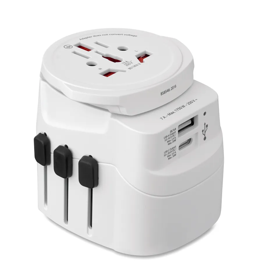 Valkoinen SKROSS-matkasovitin, jossa maadoitettu pistoke sekä USB-A- ja USB-C-liitäntä.