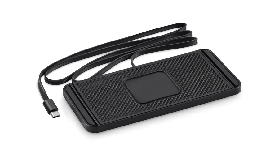 Musta langaton autolaturi, jossa kuvioitu pinta ja kiinteä USB-kaapeli.