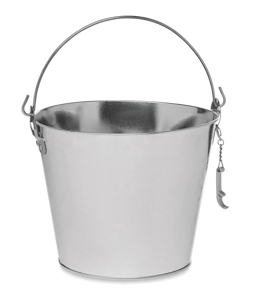 Matt silver -värinen metallinen juomaämpäri, jossa kantokahva ja ketjussa roikkuva pullonavaaja.