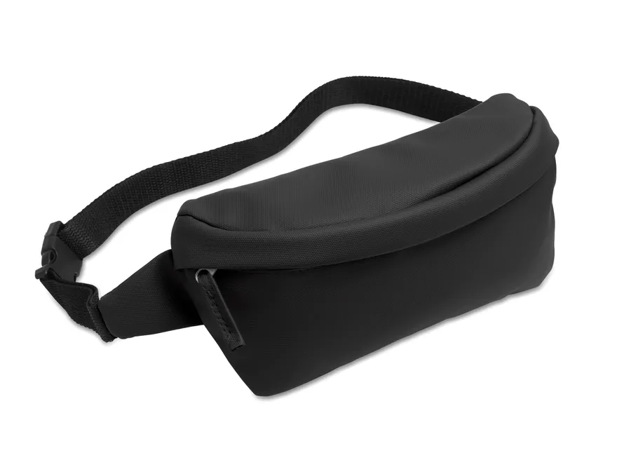Musta vyölaukku, jossa vetoketjullinen etutasku ja säädettävä nauha soljella.