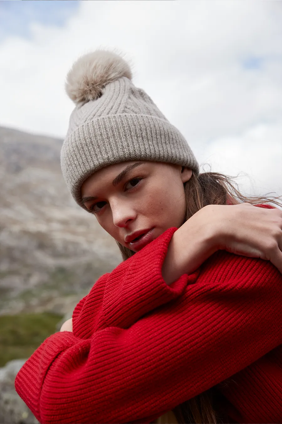 Harmaa Snow luxe -pipo tekoturkistupsulla ulkona.