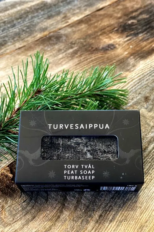 Musta Emendo turvesaippuan pakkaus, jossa näkyy turvesaippua ja teksti Turvesaippua.