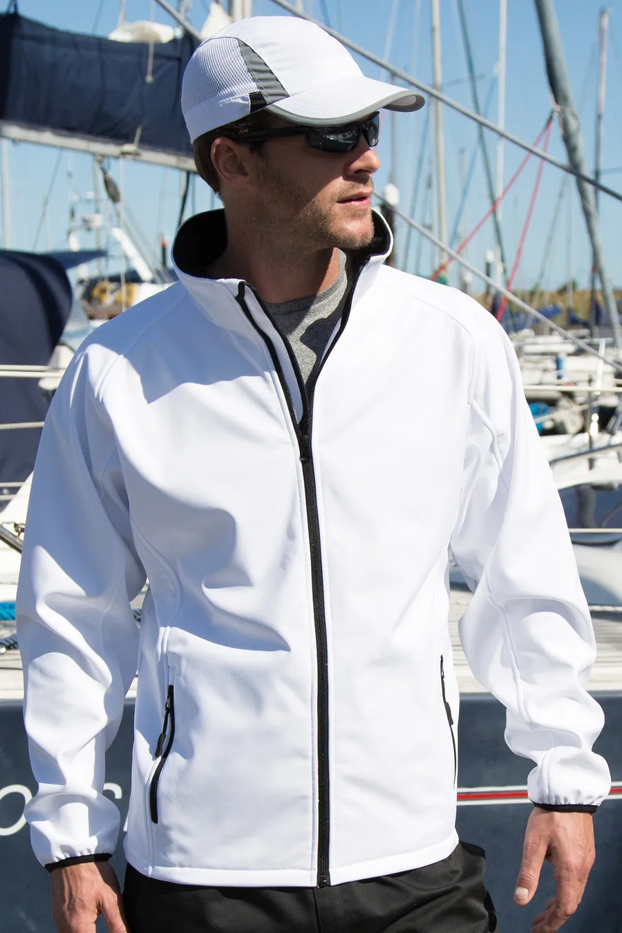 Valkoinen miesten softshell-takki veneily-ympäristössä.