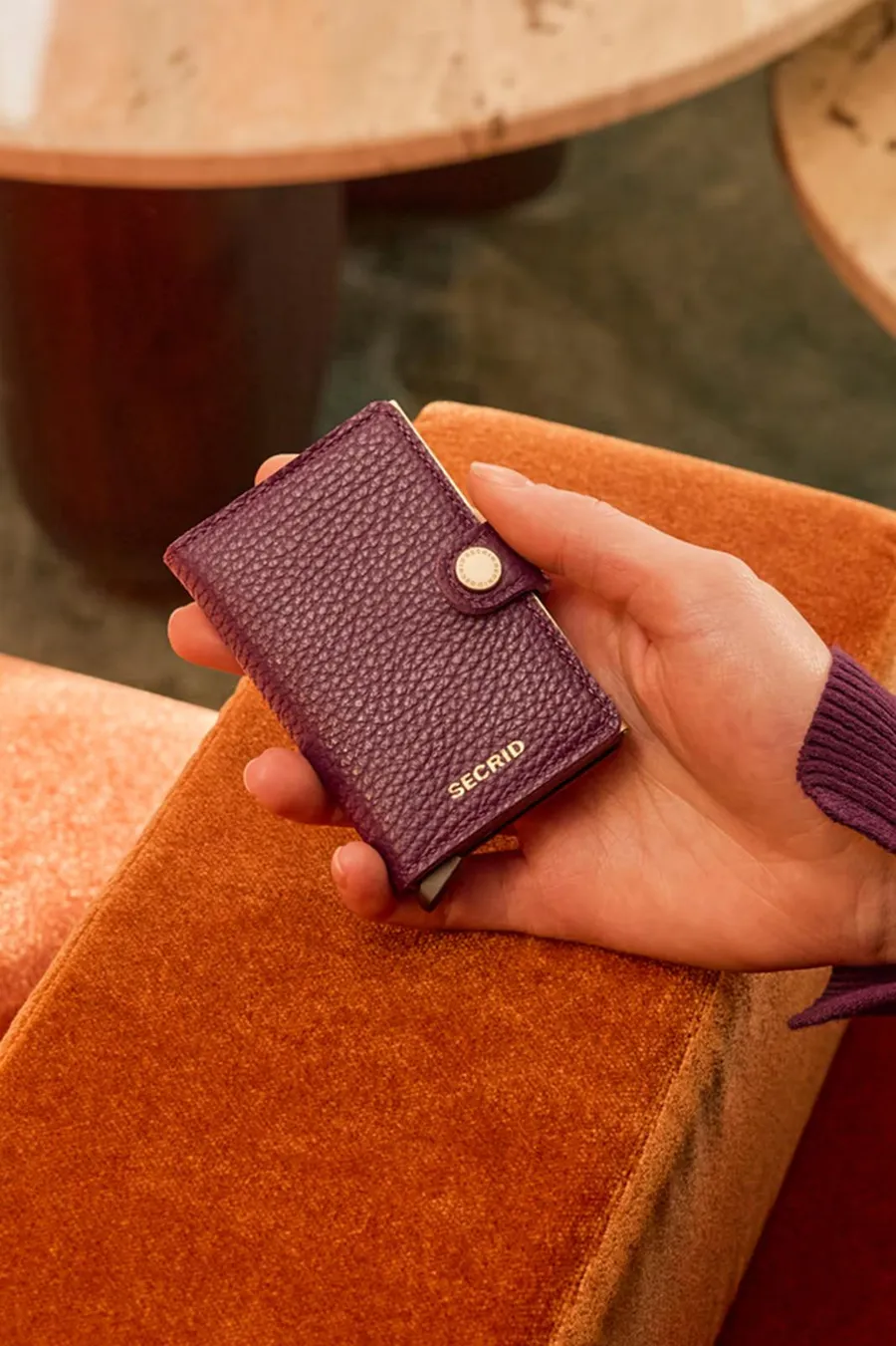 Viininpunainen Secrid Miniwallet -lompakko esimerkkilogolla.