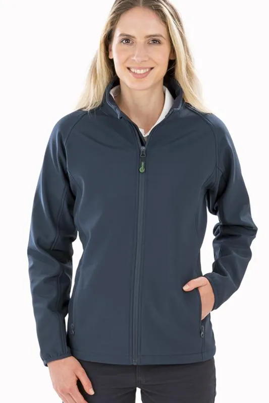 Tummansininen naisten softshell-takki mallin päällä ilman näkyvää painatusta.