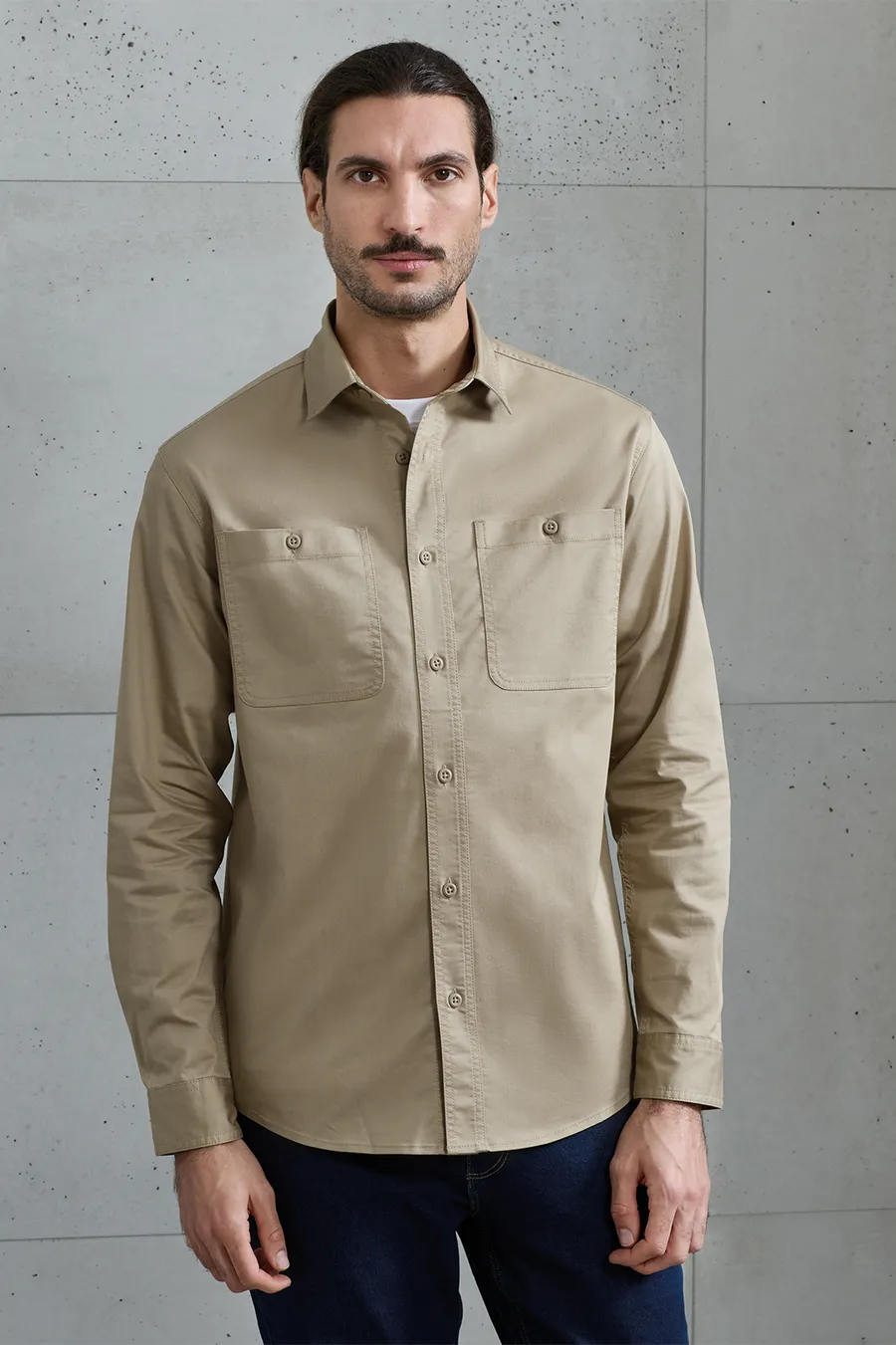 Beige Utility 2.0 -kauluspaita, jossa on kaksi rintataskua.