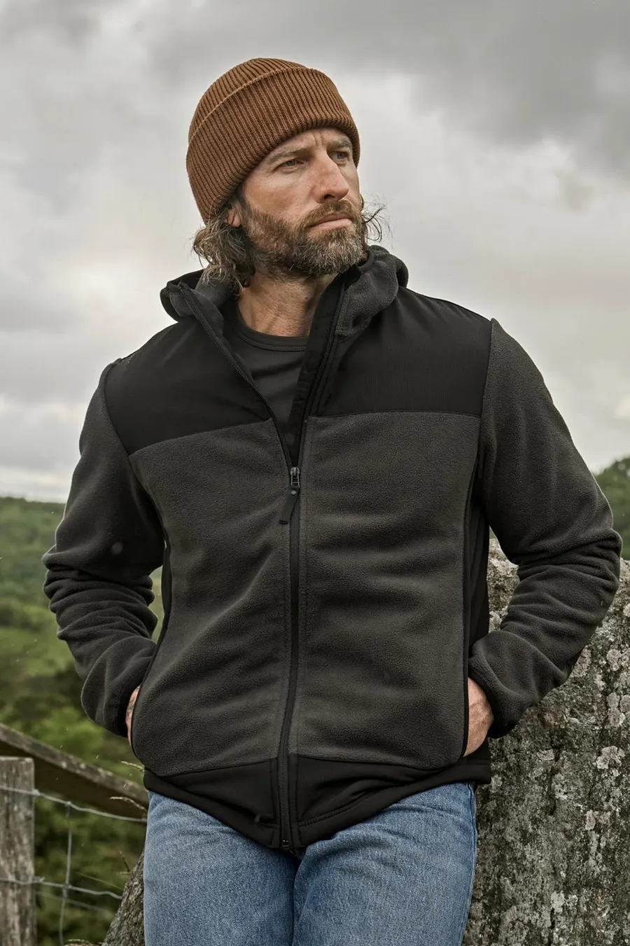 Musta hupullinen Mountain-fleece ilman näkyvää logoa.