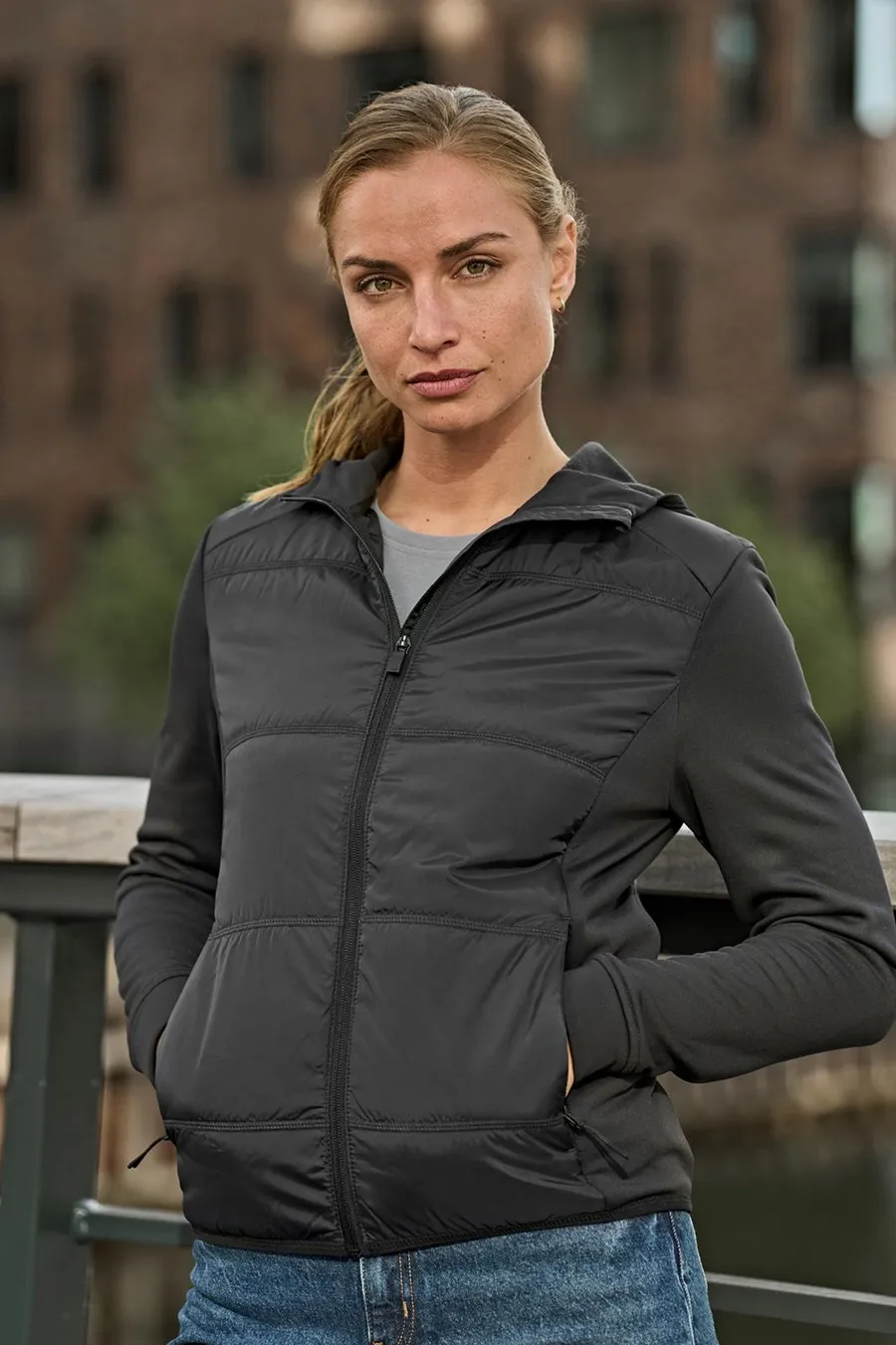 Women's hooded hybrid stretch jacket