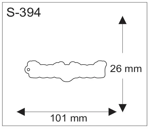 Pitkänomainen pehmoheijastin erikoismuodossa, mitat 101 x 26 mm ja ripustusreikä päässä.