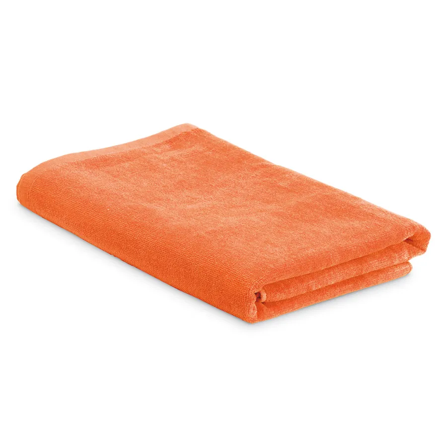 Oranssi taiteltu rantapyyhe.