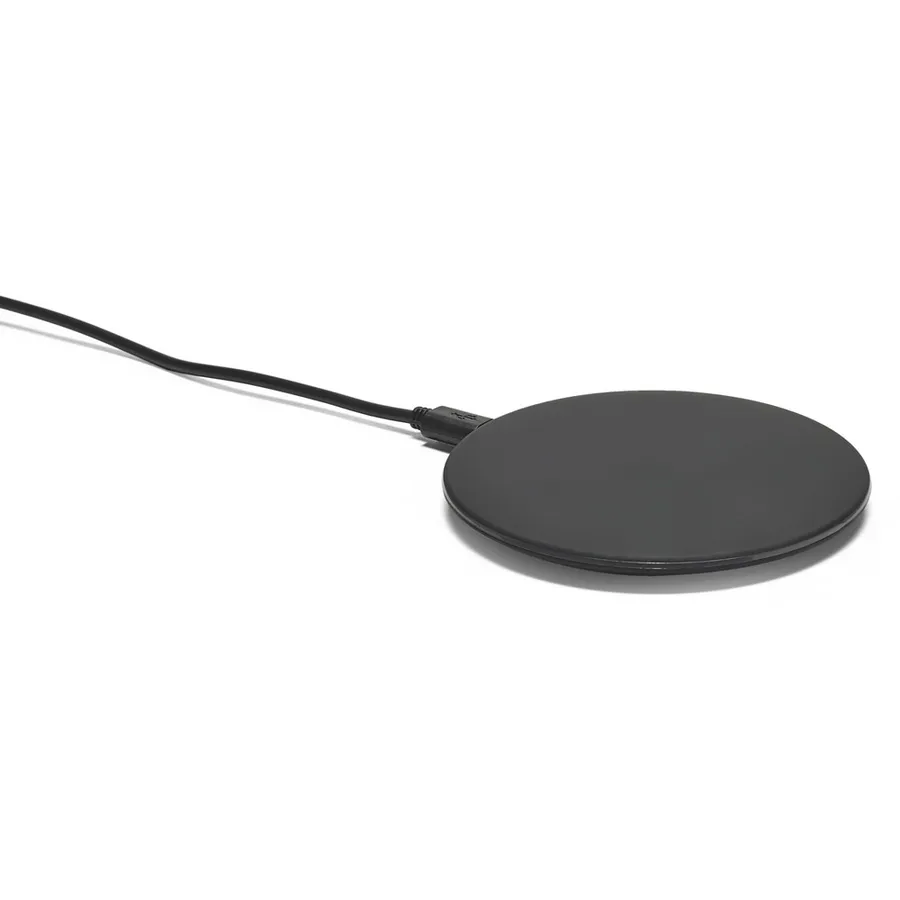 Musta pyöreä langaton laturi, jossa kiinni microUSB-kaapeli.