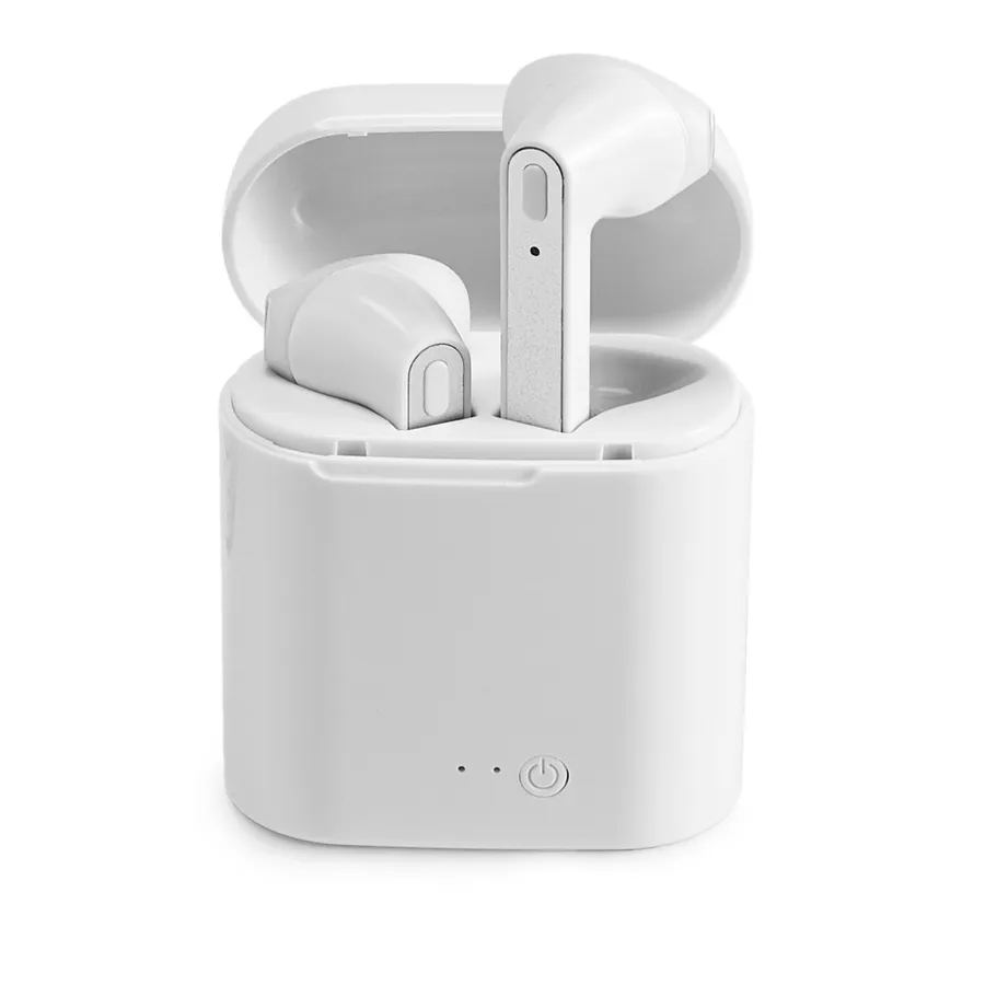 Valkoiset langattomat nappikuulokkeet avoimessa valkoisessa latauskotelossa.