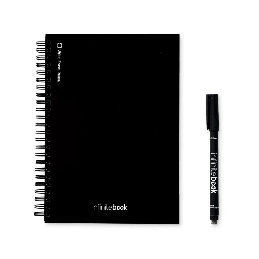 Musta kierresidottu A5-muistikirja Infinitebook ja musta tussi vierellä.
