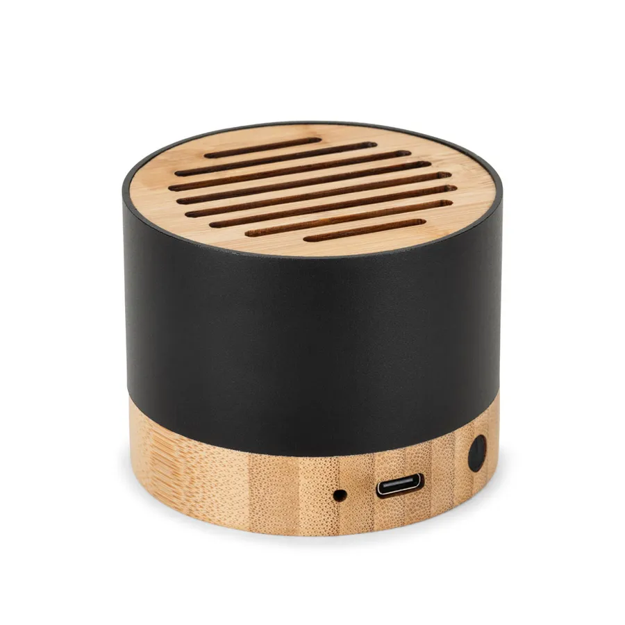 Pyöreä kannettava kaiutin, jossa musta runko sekä bambuinen kaiutinritilä ja alaosa USB-C-liitännällä.