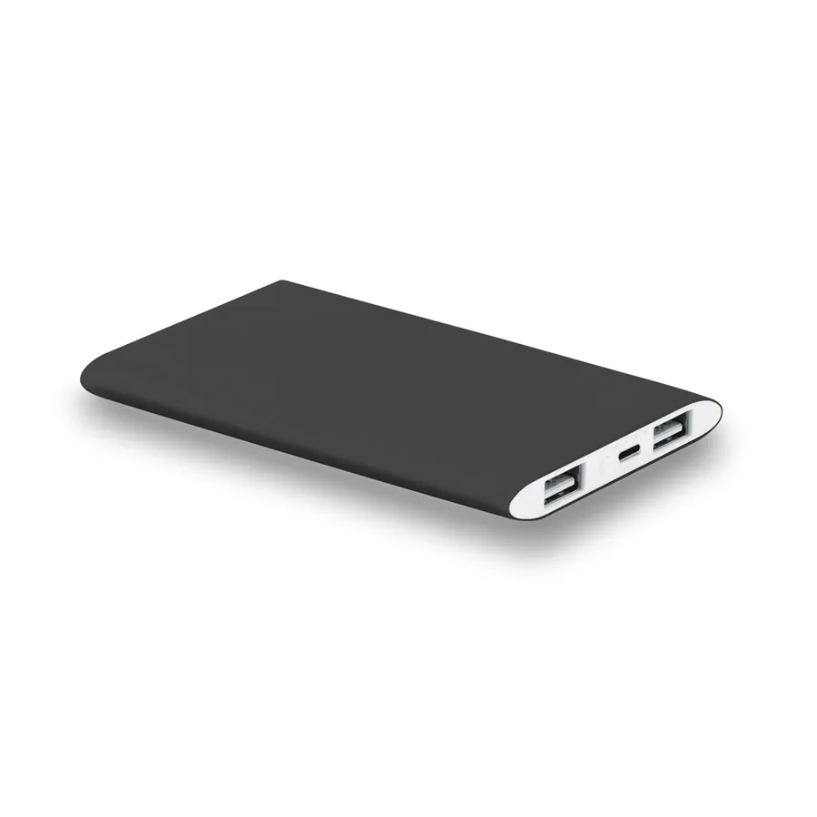 Musta litteä varavirtalähde, jonka päädyssä kaksi USB-A-liitäntää ja USB-C-liitäntä.