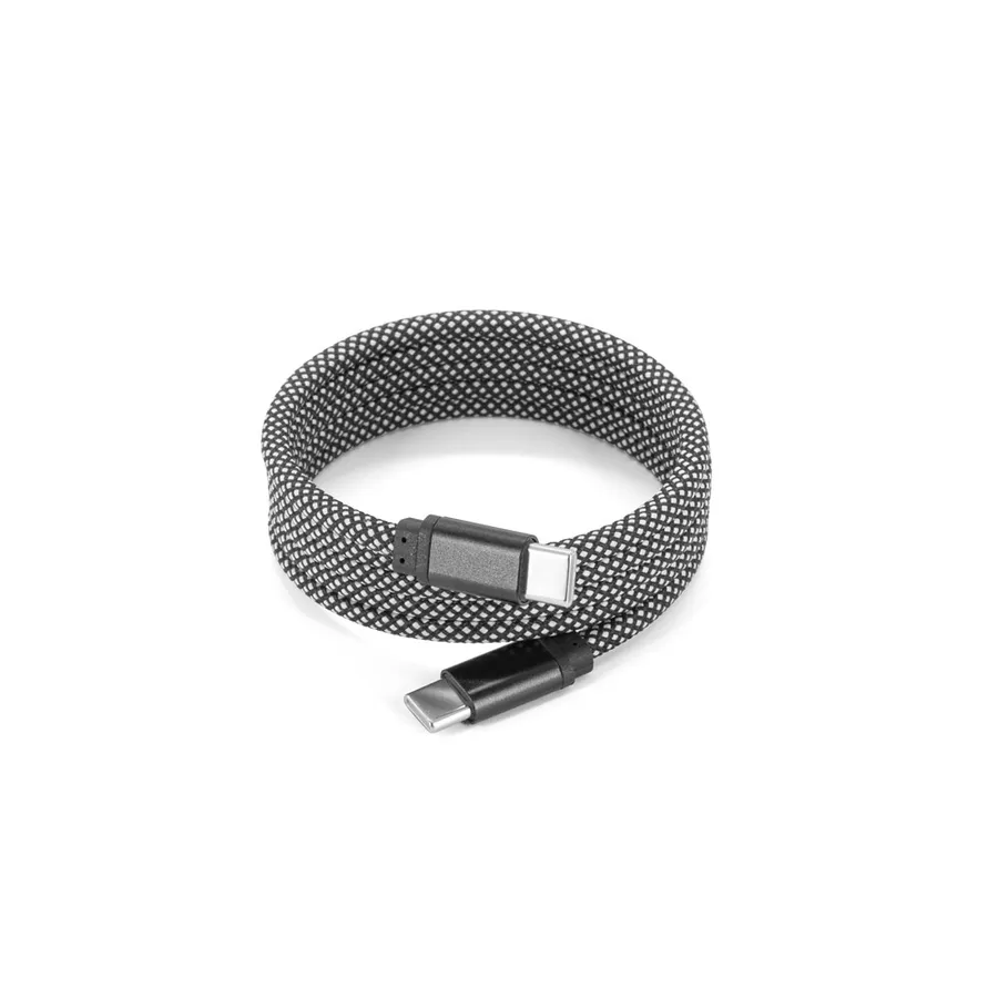 Musta punottu USB-C–USB-C-kaapeli kierrettynä renkaaksi.