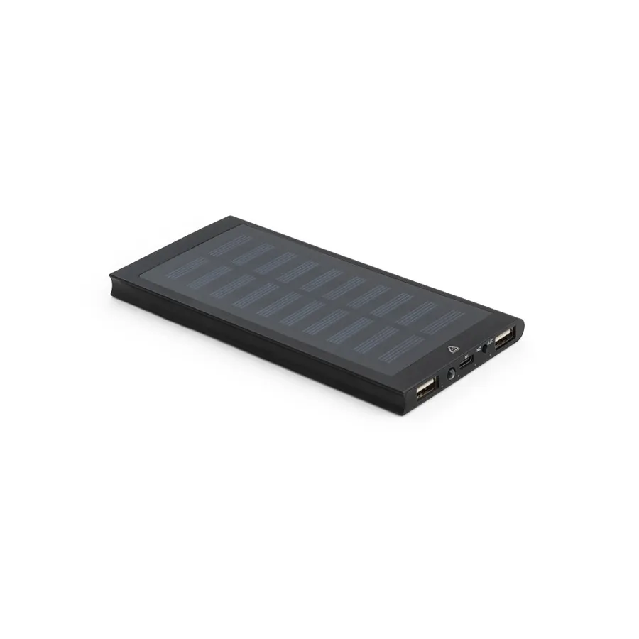 Musta CLERK-varavirtalähde aurinkopaneelilla, sivussa kaksi USB-A-liitäntää ja USB-C-liitäntä.