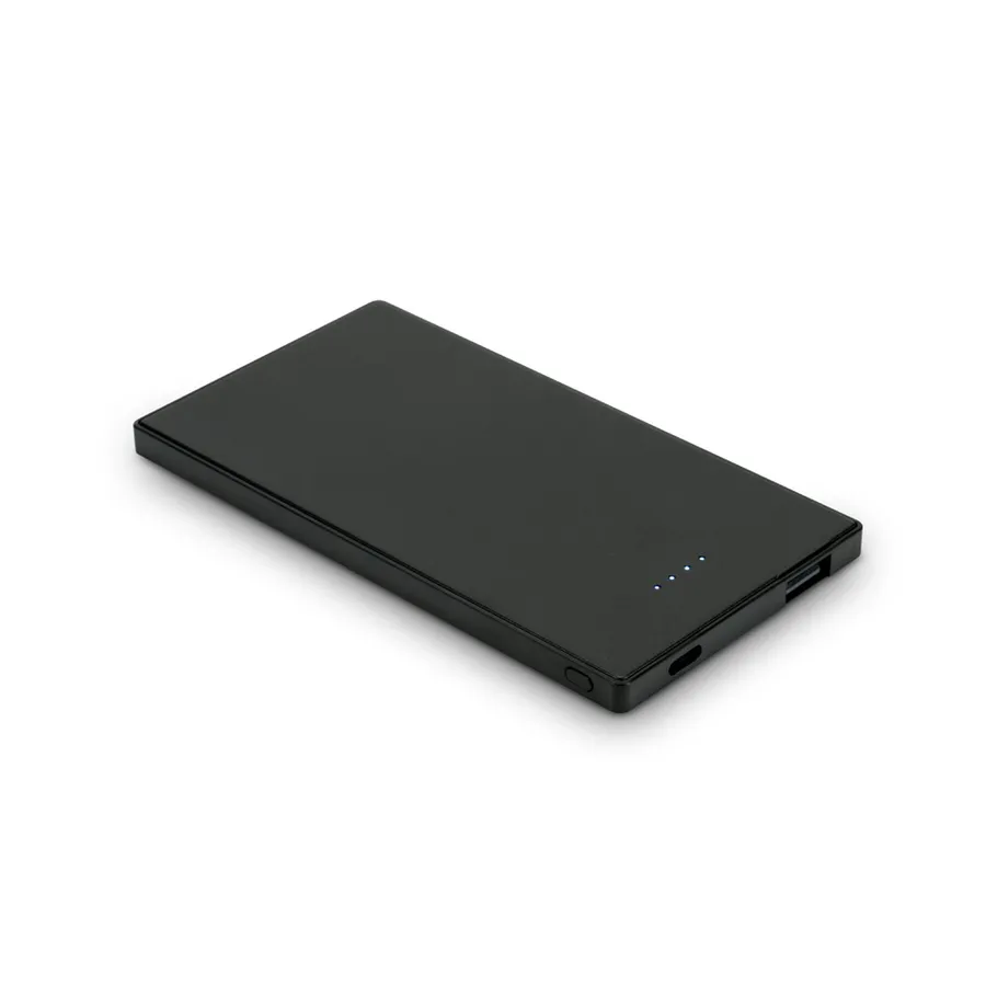 Musta ohut DENNING-varavirtalähde, jossa LED-lataustason ilmaisin sekä USB-C- ja USB-A-liitännät.