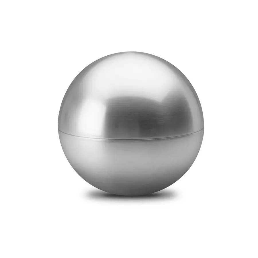 Pallonmuotoinen hopea huulirasvapakkaus, jonka pinta on metallinen.