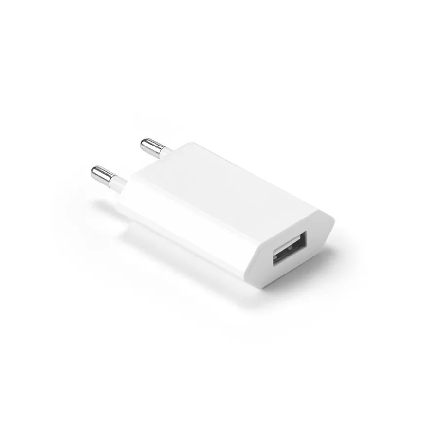 Valkoinen USB-A-virtalähde, jossa on eurooppalainen pistoke.