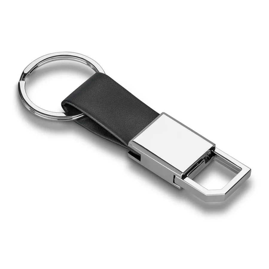 Musta PU-hihnainen avaimenperä, jossa metallilaatta, koukku ja avainrengas.