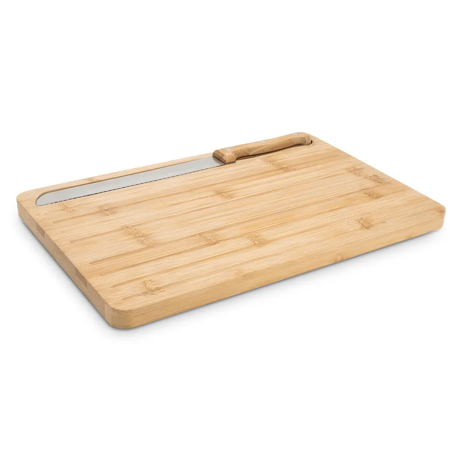 Bambuinen suorakaiteen muotoinen leikkuulauta ja syvennyksessä lepäävä sahalaitainen veitsi.