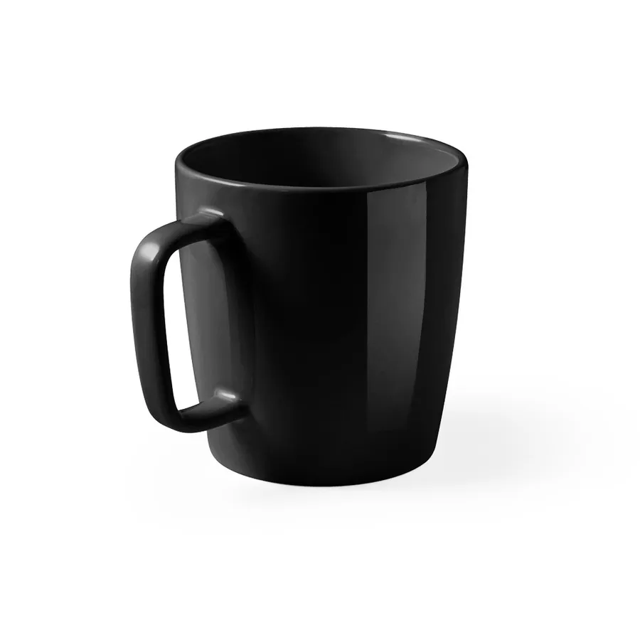 Musta kiiltäväpintainen keraaminen muki, jossa on kulmikas korva.