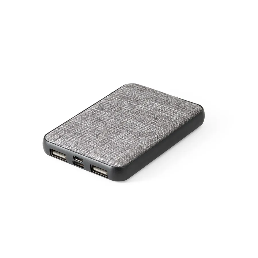 Harmaa varavirtalähde, jonka yläpinnassa kuvioitu pinta ja päädyssä kaksi USB-A-liitäntää sekä USB-C-liitäntä.