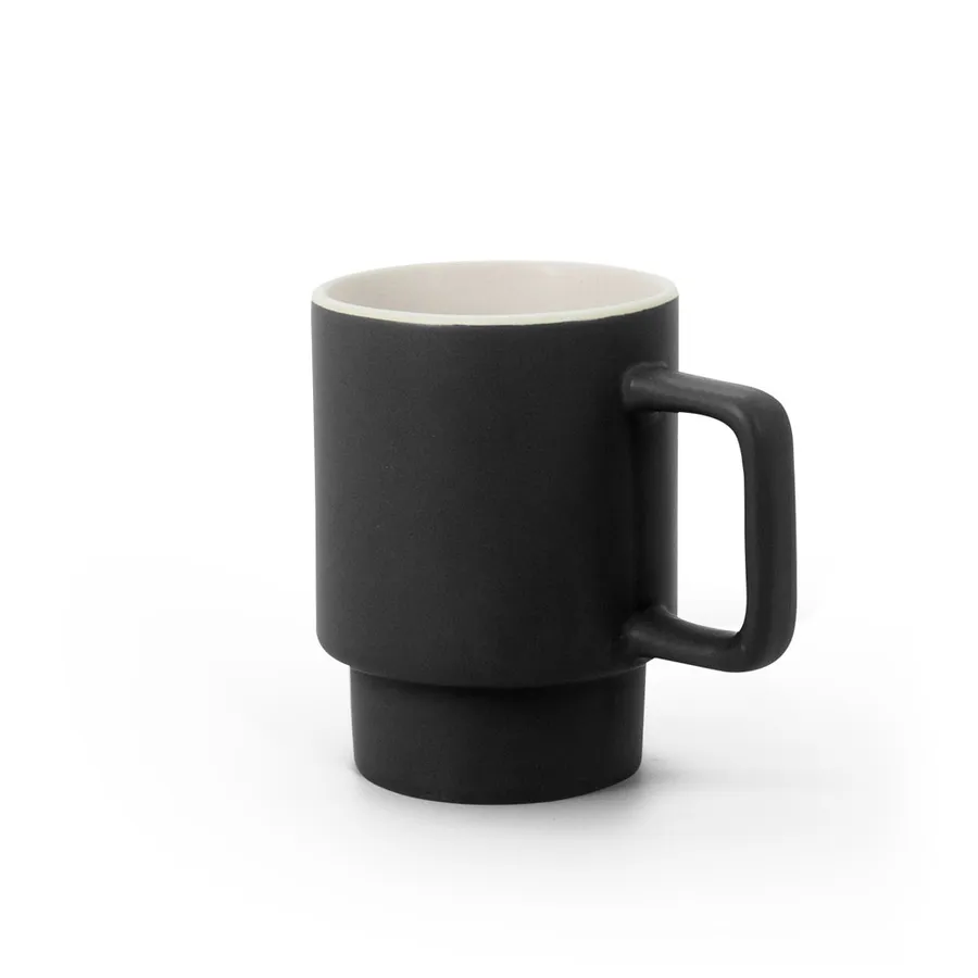 Musta mattapintainen keraaminen KUERTEN-muki kulmikkaalla kahvalla.