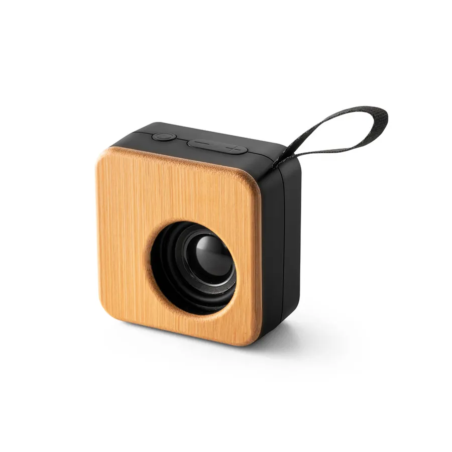 Neliönmuotoinen musta Bluetooth-kaiutin, jonka etupaneeli on bambua ja sivulla kangasrannelenkki.