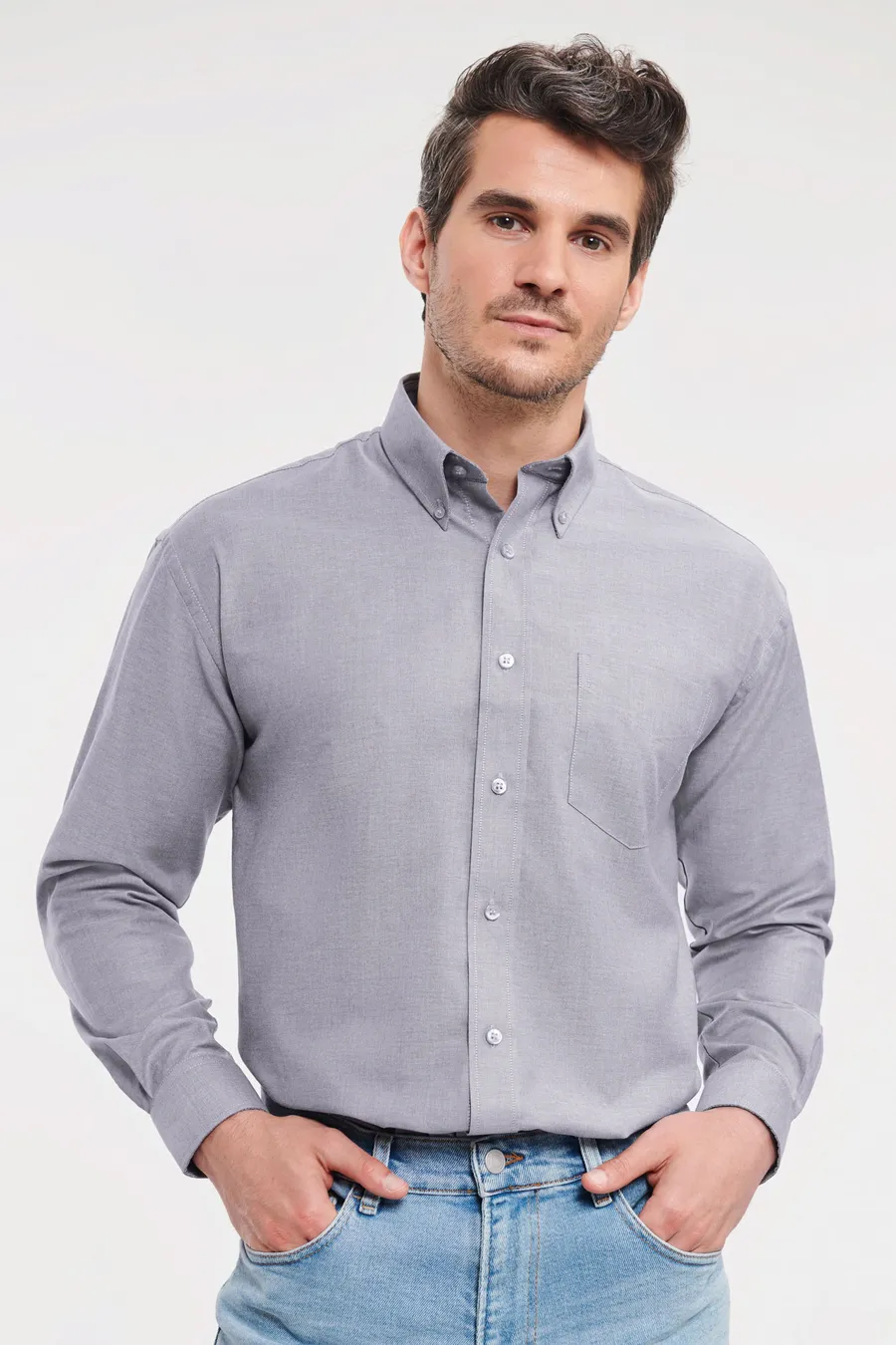 Harmaa pitkähihainen Oxford-paita, jossa on button-down-kaulus ja rintatasku.