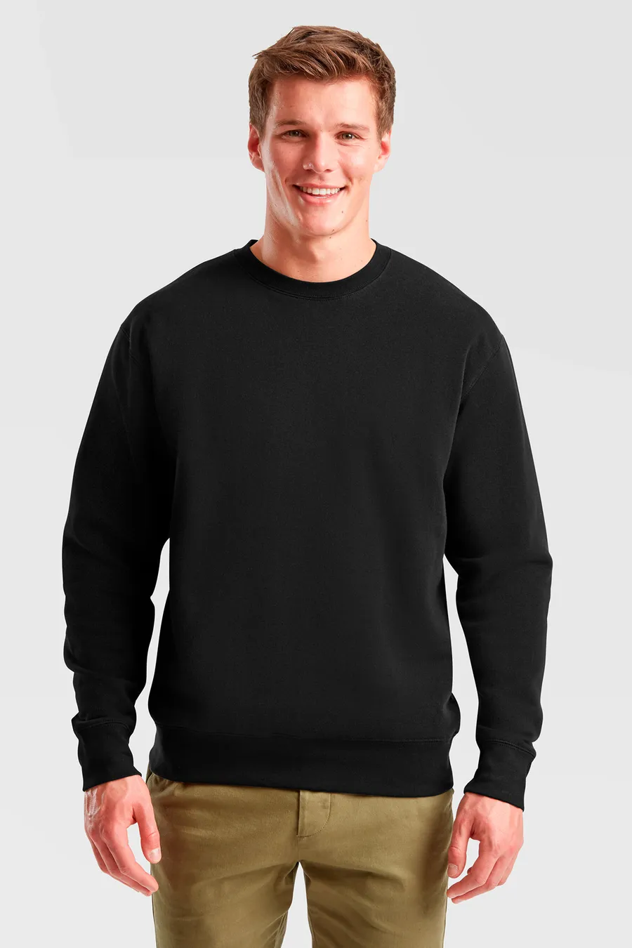 Musta pyöreäpääntieinen collegepaita päällä, pitkät hihat ja ribbineulos hihansuissa ja helmassa.