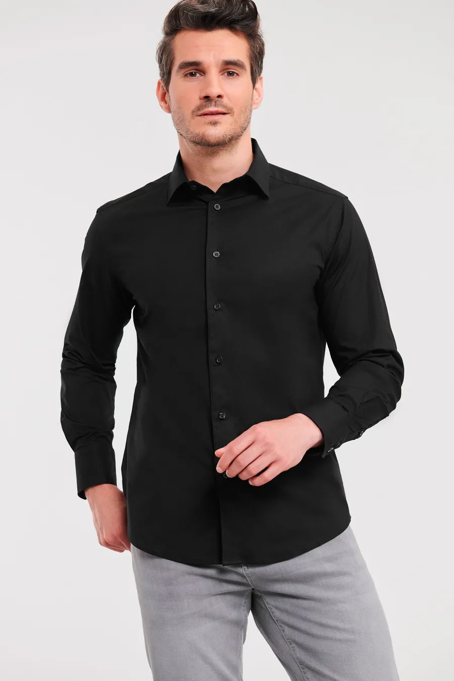 Musta slim-fit-kauluspaita pitkillä hihoilla miehen päällä.