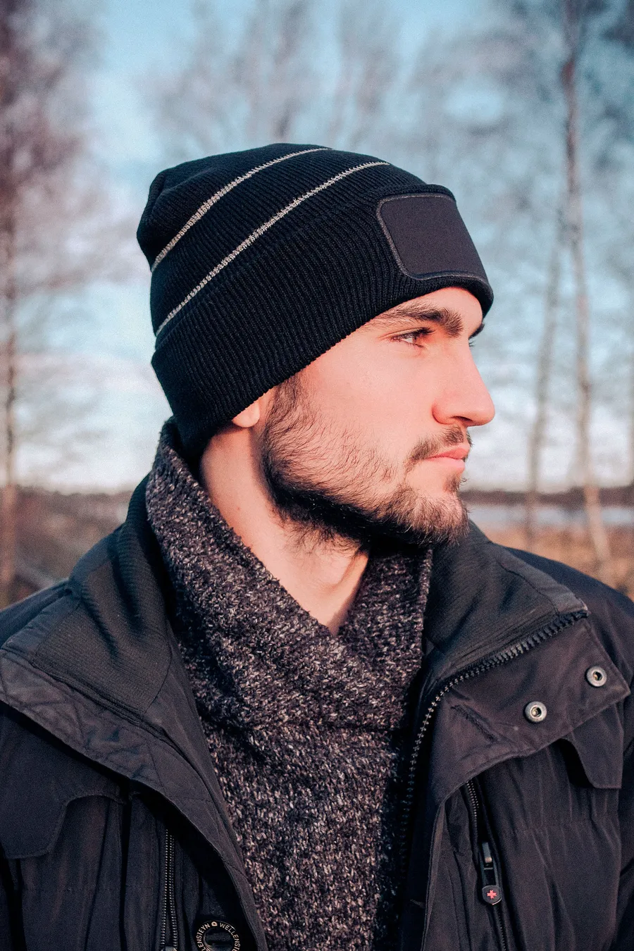 Musta pipo, jossa heijastavat raidat ja edessä keskellä painettava twill-kangas.