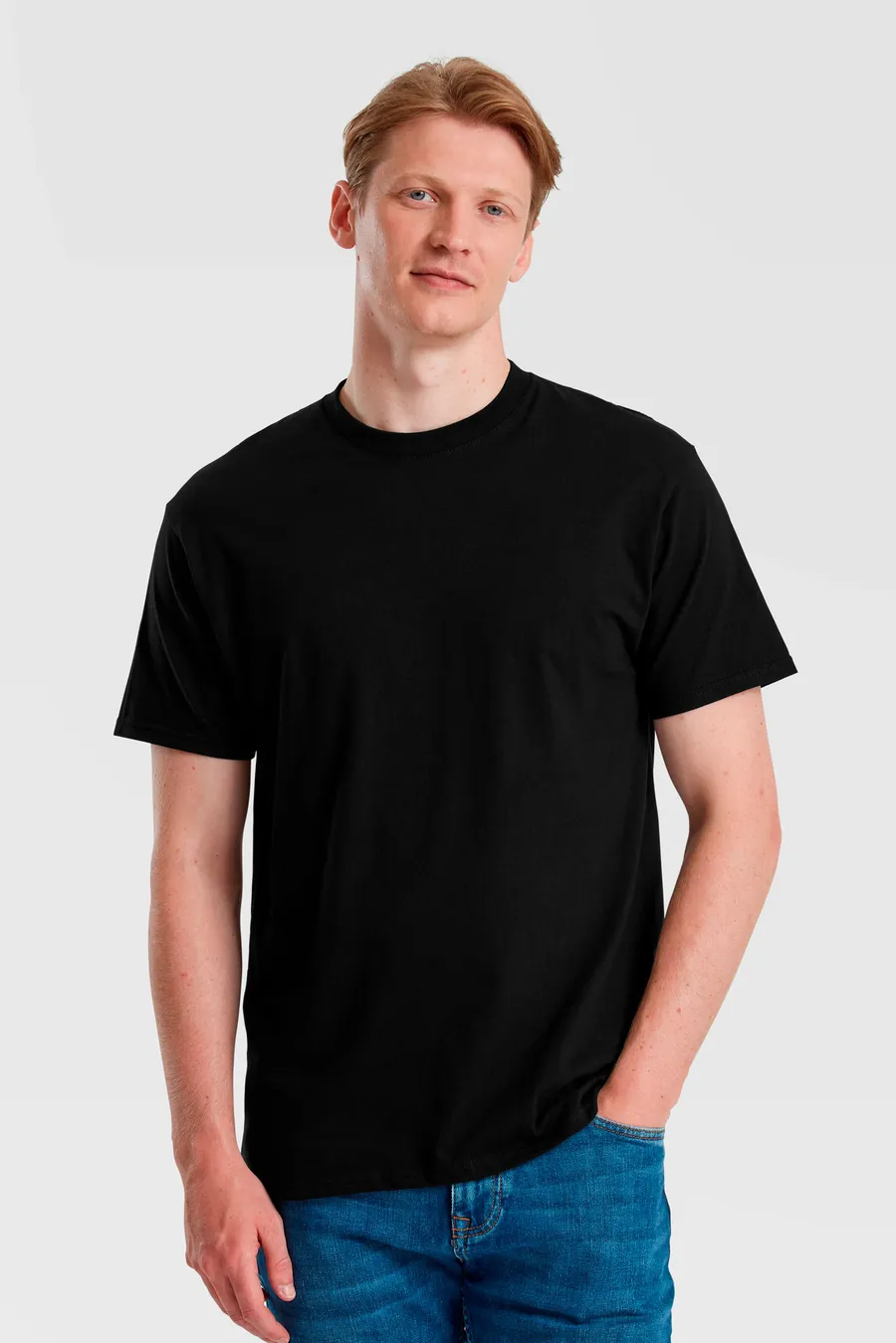 Musta lyhythihainen Pure Cotton -t-paita pyöreällä pääntiellä miehen yllä.