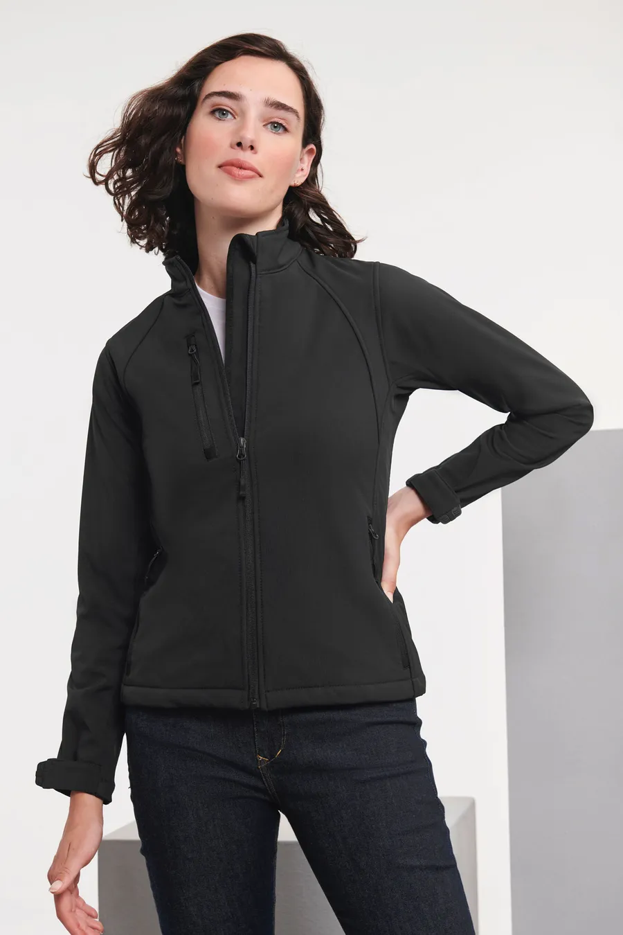 Musta naisten softshell-takki, jossa etuvetoketju, pystykaulus sekä vetoketjulliset sivu- ja rintataskut.