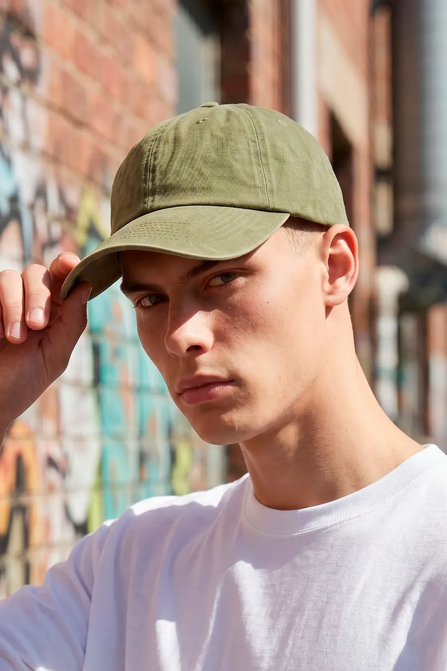 Oliivinvihreä Delaware Dad Hat -lippalakki päässä, ilman painatusta.