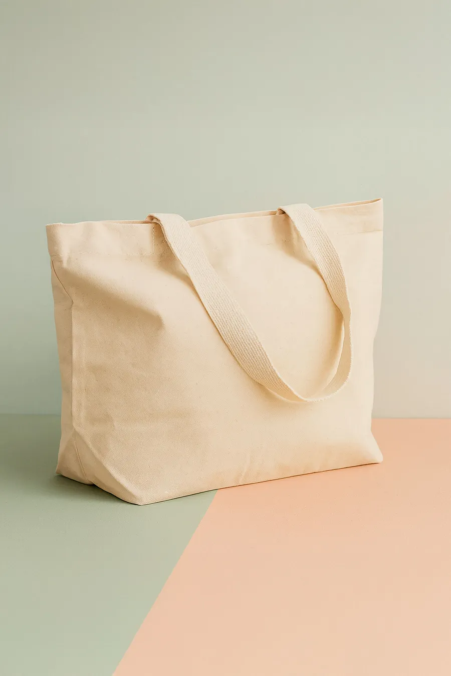 Beige pohjallinen kangaskassi pitkillä olkakahvoilla.