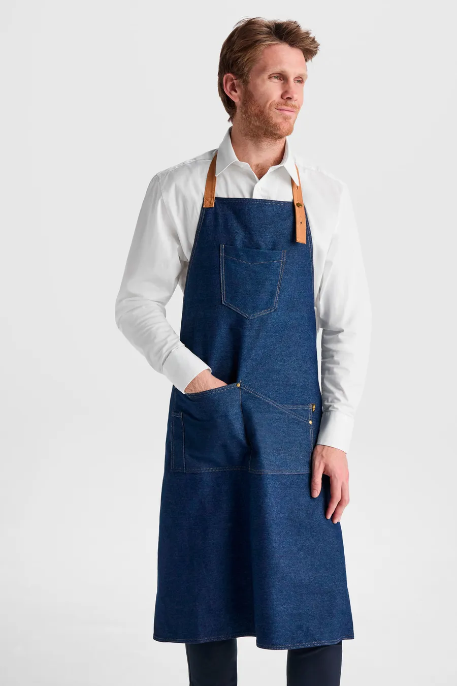 Kokopitkä farkkukankainen Batali-essu värissä Blue Jeans, säädettävät niskahihnat ja rintatasku.