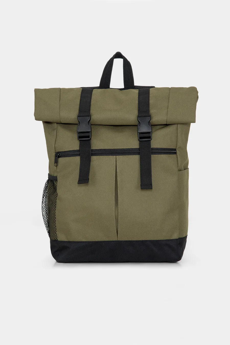 Armeijanvihreä Dodo-reppu, jossa on rullattava yläosa, kaksi mustaa solkea ja vetoketjullinen etutasku.